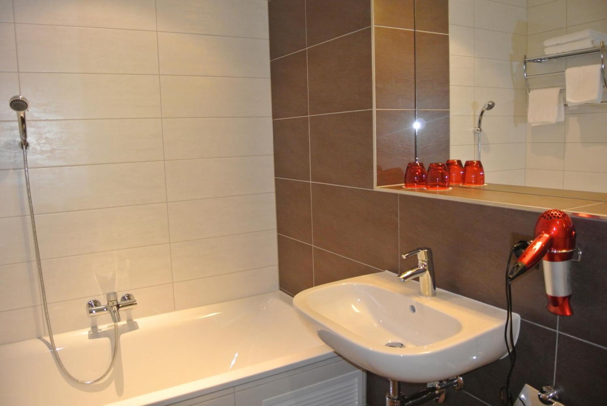 Hotel Restaurant Jura Kerzers Екстер'єр фото